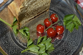Zelfgebakken brood met tomaatjes uit eigen tuin