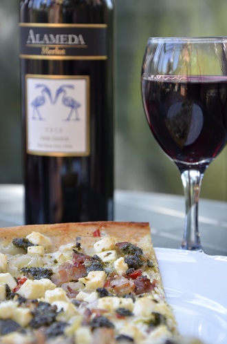 Flammkuchen onder het genot van een glaasje wijn