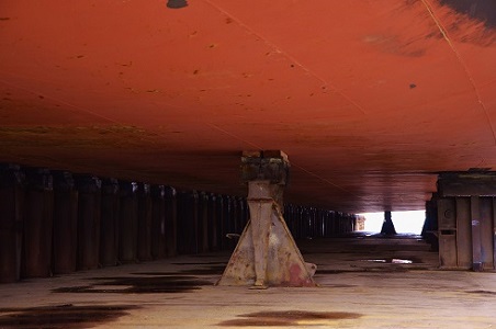 Onderkant van een schip in het dok