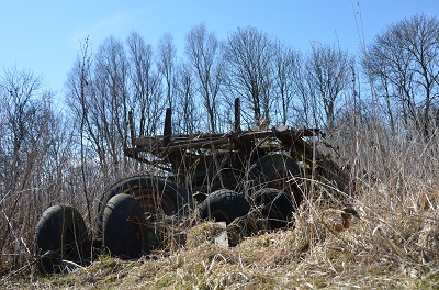 De restanten van een wagen met banden