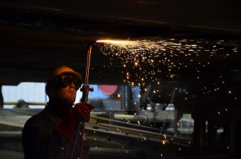 Gusten onder een boot