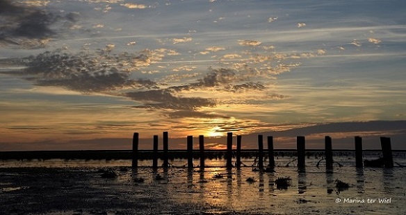 Zonsondergang aan het wad bij Uithuizen